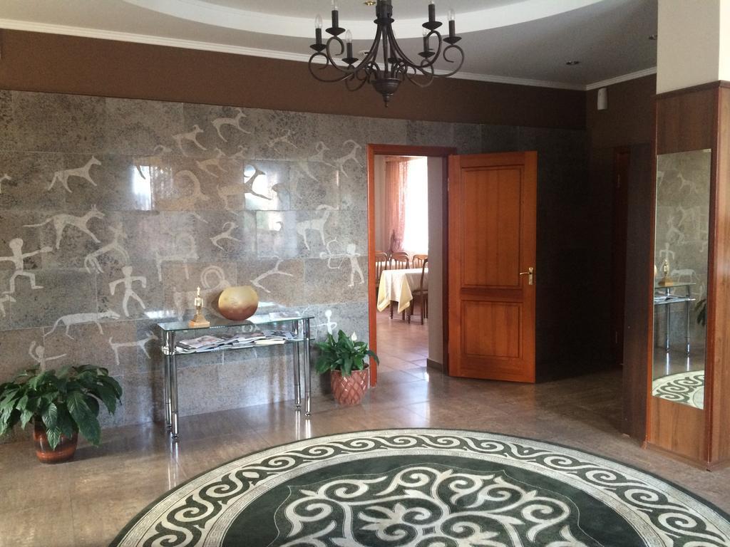 Altyn Adam Hotel 巴甫洛达尔 外观 照片